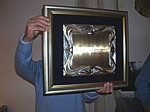 La targa premio per Lazzaro Ghio per una vita dedicata ai disegni navali in Cantiere, alla vela, al mare e alla raccolta di memorie rivane - clic per ingrandire - 121 KB (800x599px)